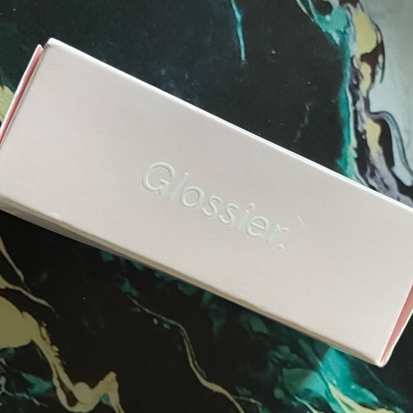 NIB Glossier Perfecting Skin Tint in G11 - Picture 6 of 9